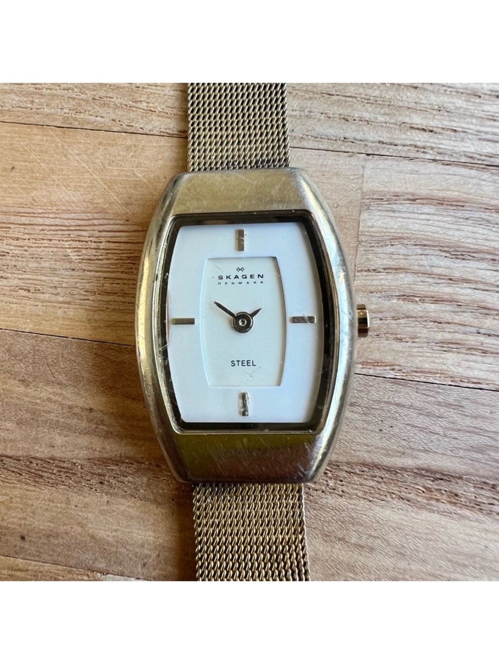 Skagen ladies slim mesh gold tone dress watch NEW BATTERY